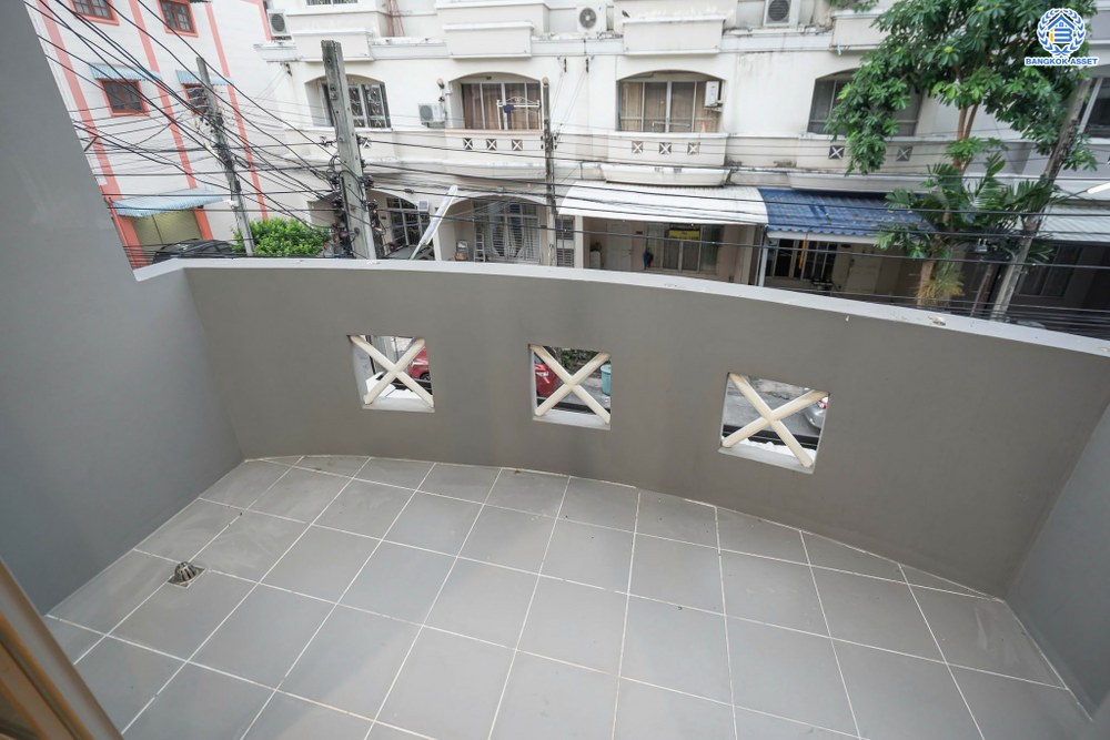 บ้านมือสองตกแต่งใหม่ โครงการ ไชน่าทาวน์ รามอินทรา8 เนื้อที่ 22 ตร.ว. ฟังก์ชัน 3 ห้องนอน 3 ห้องน้ำ 1 ที่จอดรถ บนทำเลศักยภาพ เชื่อมต่อถนนรามอินทรา ถนนลาดปลาเค้า ถนนเกษตรนวมินทร์ ใกล้รถไฟฟ้าสายสีเชียว "สถานีเสนานิคม" และทางด่วน "ฉลองรัช"